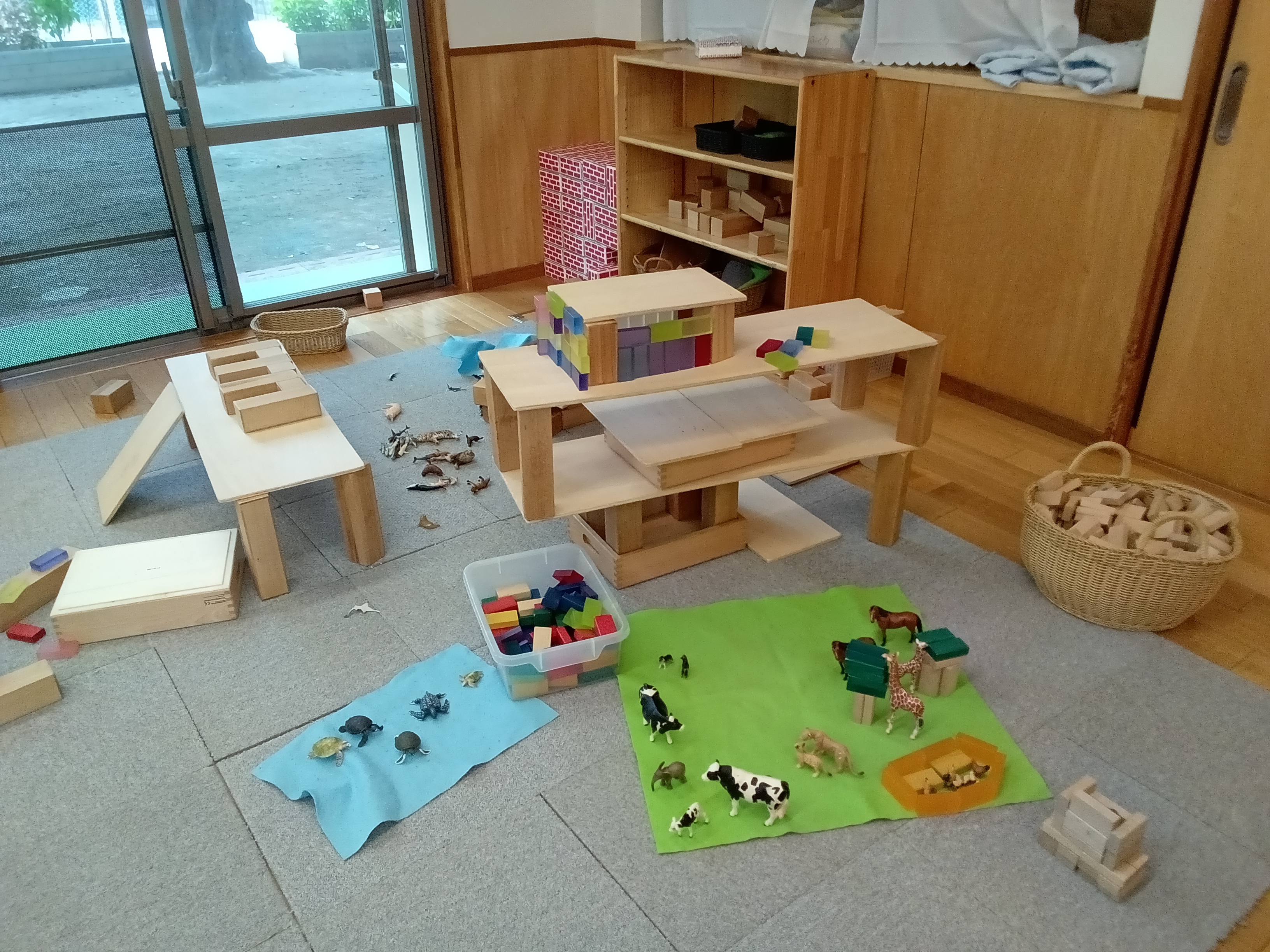 みたか小鳥の森保育園 本園 プレイコーナーと木のおもちゃ